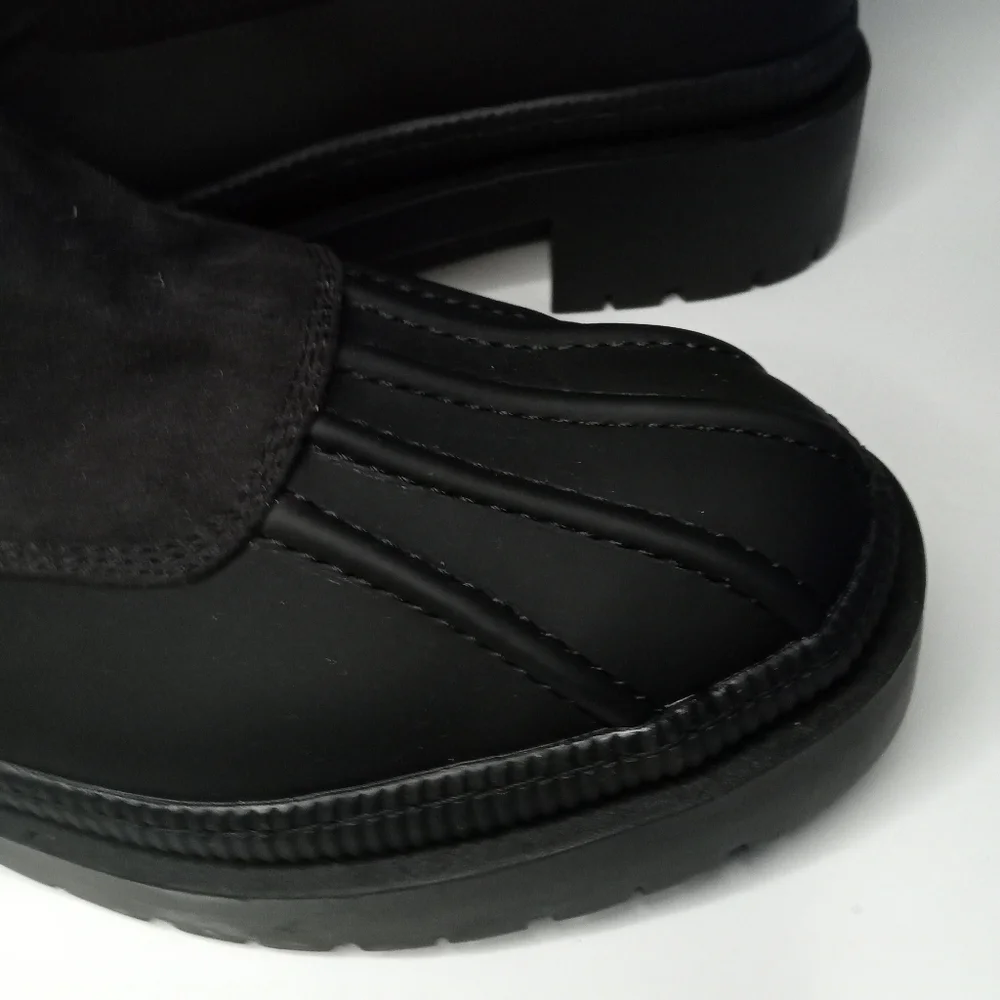 Women's Universal Thread, water repellent boot size 10 Black memory foam, .NWT